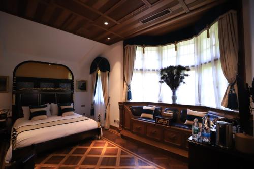 Moller Elegant Room - 2 Breakfast & Welcome fruits and snacks & Free minibar drinks on the first day && executive lounge treatment for two image 3