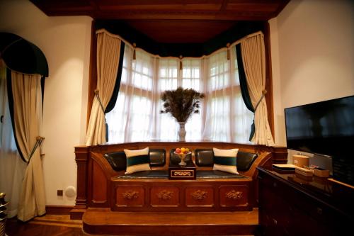 Moller Elegant Room - 2 Breakfast & Welcome fruits and snacks & Free minibar drinks on the first day && executive lounge treatment for two image 4