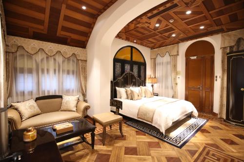 Moller Elegant Room - 2 Breakfast & Welcome fruits and snacks & Free minibar drinks on the first day && executive lounge treatment for two room in Shanghai Moller Villa Hotel