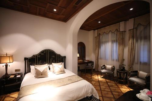 Moller Elegant Room - 2 Breakfast & Welcome fruits and snacks & Free minibar drinks on the first day && executive lounge treatment for two image 6