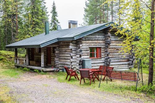 Erä, kahden makuuhuoneen kelomökki, lukuisten polkujen, polkupyöräreitin sekä kalaisan tunturilammen vieressä, Syöte