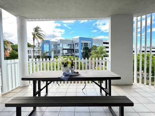 Prime Toowong 3BR Apt - Walk to Shops and Transport