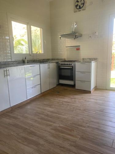 دار استراحة وادي بني خالد (Wadi Bani Khalid Rest House) in طيوي