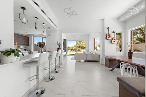Elegant lakeside villa with a private pool, Dubai (photo 4)