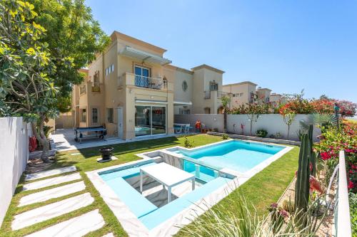 Elegant Lakeside Villa with Private Pool - image 10