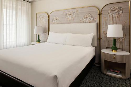 Deluxe Guest room, 1 King, City view image 5