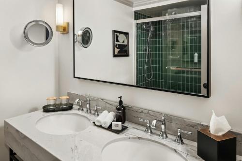 Deluxe Guest room, 1 King, City view image 10