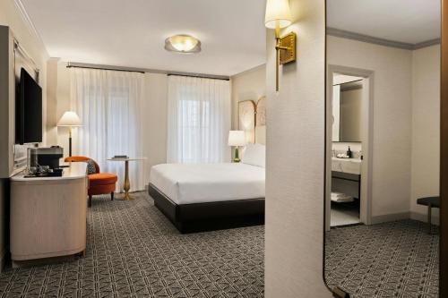 Deluxe Guest room, 1 King, City view room in The Talbott Autograph Collection
