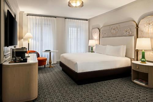 Deluxe Guest room, 1 King, City view image 4