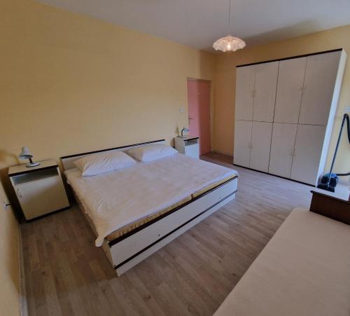 Apartment in Okrug Donji with sea view, terrace, air conditioning, WiFi 5136-1 in Okrug Donji