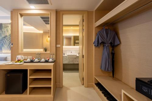 room detail thumbnail 2