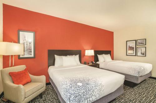 2 queen beds