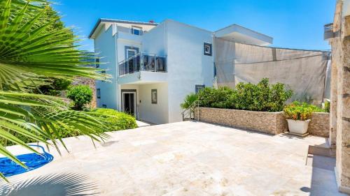 Four-Bedroom Villa image 2