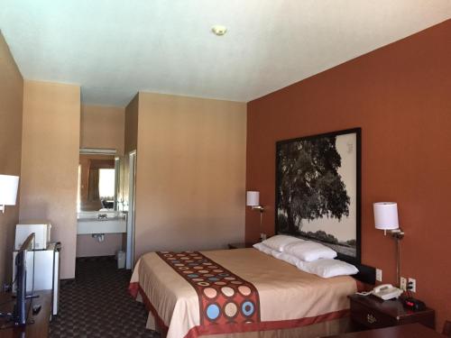 Super 8 by Wyndham Bastrop TX - image 10