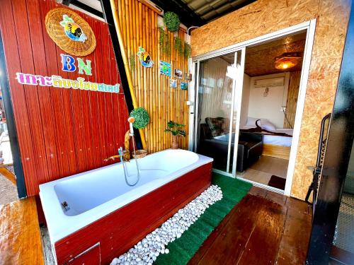 Hot tub, Bnเกาะลิบงโฮมสเตย์ near The bug cafe