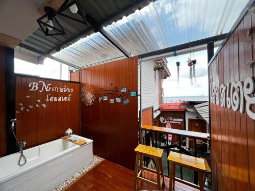 Hot tub, Bnเกาะลิบงโฮมสเตย์ near The bug cafe