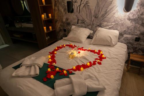 Love Room du Mont d'Or - Baignoire SPA - Minibar offert, Марсель (фото 8)