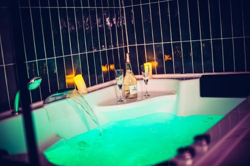 Love Room du Mont d'Or - Baignoire SPA - Minibar offert, Marsylia