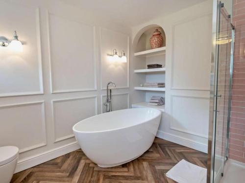 Luxury Riverside Mansion in Marlow in 庫克姆