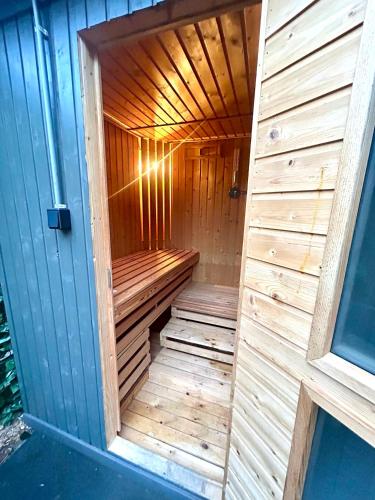 New cozy chalet and private garden with sauna and outdoor bath near Amsterdam in Boerhaavewijk