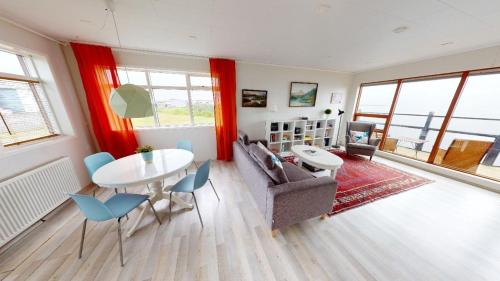 Gotuhus - Ocean View Apartment in Hellissandur