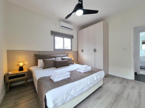 Three Bedroom Apartment with Balcony - 1 Bar Kochva Street image 10
