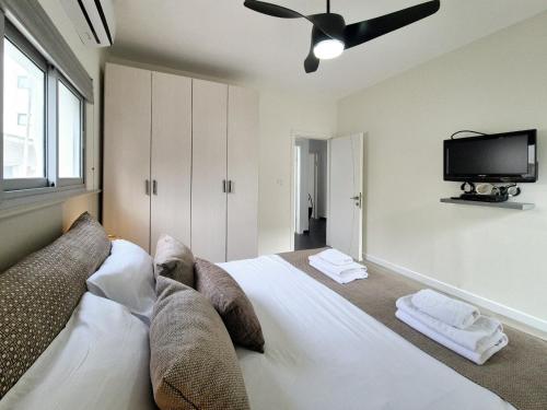 Three Bedroom Apartment with Balcony - 1 Bar Kochva Street image 9