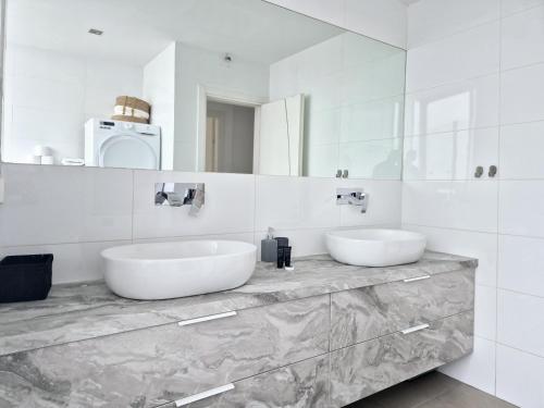 Three Bedroom Apartment with Balcony - 1 Bar Kochva Street image 3
