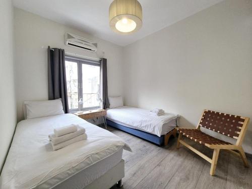 Three Bedroom Apartment with Balcony - 1 Bar Kochva Street image 8