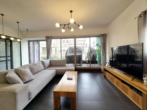 Three Bedroom Apartment with Balcony - 1 Bar Kochva Street room in Beach Apartments TLV