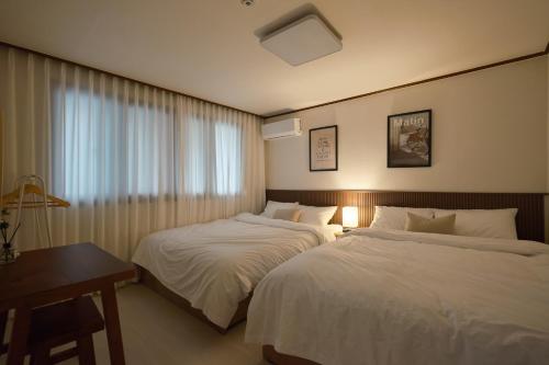 Walking Distance to Sindorim Station, 3 Rooms, 4 Queen Beds, 2 Bathrooms, 1 Minute to Yeongdeungpo Station Bus Stop, Seul