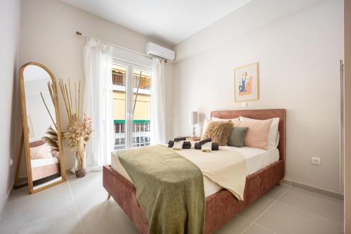 Modern Central Apartment with Balcony - Near Metro, Афины