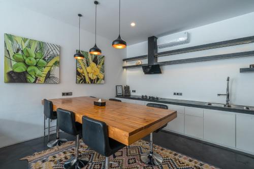 Loft Berawa 3 - Stunning 1-bdr luxury loft in Great Location ! - Tap to explore photos