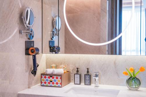 Yuexiu Hotel Guangzhou,Curio Collection by Hilton-Free shuttle between hotel and Exhibition Center during Canton Fair & Exhibitor Registration Counter