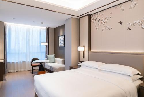 Yuexiu Hotel Guangzhou,Curio Collection by Hilton-Free shuttle between hotel and Exhibition Center during Canton Fair & Exhibitor Registration Counter