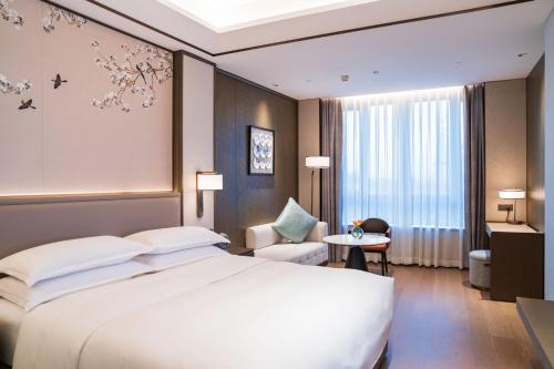 Yuexiu Hotel Guangzhou,Curio Collection by Hilton-Free shuttle between hotel and Exhibition Center during Canton Fair & Exhibitor Registration Counter