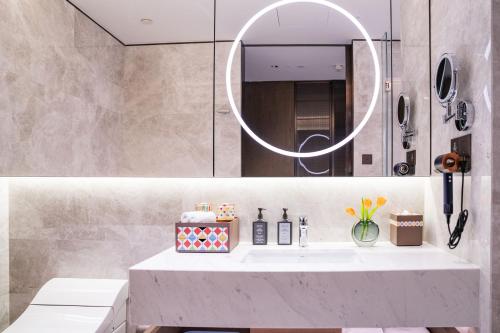 Yuexiu Hotel Guangzhou,Curio Collection by Hilton-Free shuttle between hotel and Exhibition Center during Canton Fair & Exhibitor Registration Counter