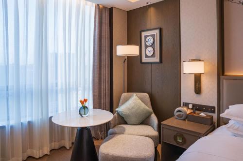 Yuexiu Hotel Guangzhou,Curio Collection by Hilton-Free shuttle between hotel and Exhibition Center during Canton Fair & Exhibitor Registration Counter