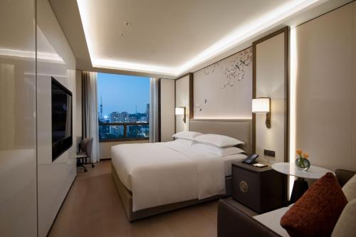 Yuexiu Hotel Guangzhou,Curio Collection by Hilton-Free shuttle between hotel and Exhibition Center during Canton Fair & Exhibitor Registration Counter