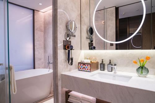 Yuexiu Hotel Guangzhou,Curio Collection by Hilton-Free shuttle between hotel and Exhibition Center during Canton Fair & Exhibitor Registration Counter