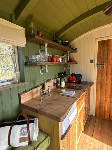 'Russet' Hut on fruit farm in Debach