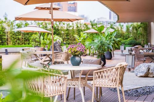 Yuexiu Hotel Guangzhou,Curio Collection by Hilton-Free shuttle between hotel and Exhibition Center during Canton Fair & Exhibitor Registration Counter