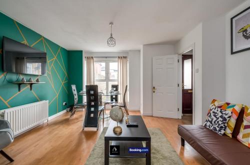 BOYEILLES BELFAST - 2 Bed House with Balcony - Ormeau Road/Free Parking - Tap to explore photos
