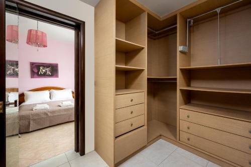 Stavroulas Amazing House 2