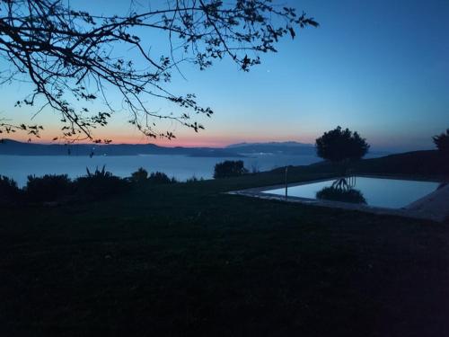 A környék, Sea & Serenity in Sesi (Gramatiko)