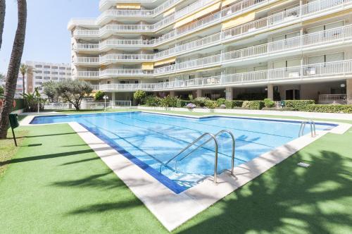 Three-Bedroom Apartment with Sea View image 6