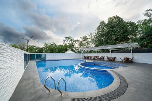 Piscine, KYRIAD M2 LAMPUNG near Parc Kupu-kupu Gita Persada