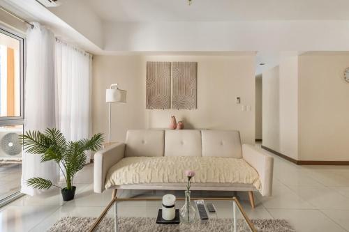 Minimalist Haven 3BR unit at Mckinley Hill, Манила
