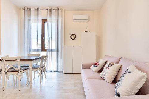 GOLDEN LUXE - Sunny Apartment Near the Sea