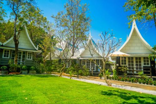 Garden, Luna Hut Resort in Khao Takiab